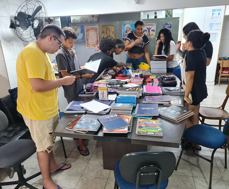 Centro Social distribui material escolar para adolescentes