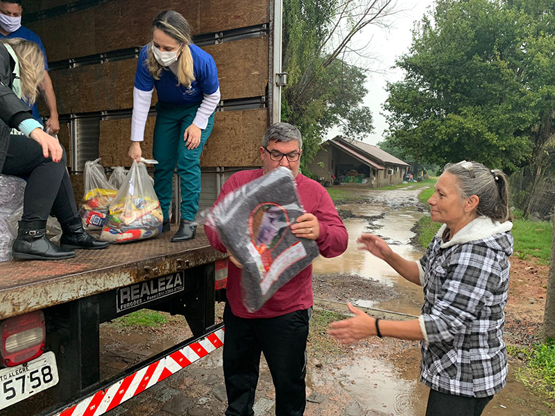 Doação do SICREDI socorre famílias das Ilhas do Guaíba