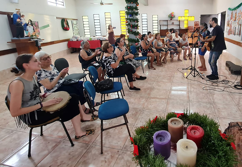 Músico proporciona tarde de alegria para idosas
