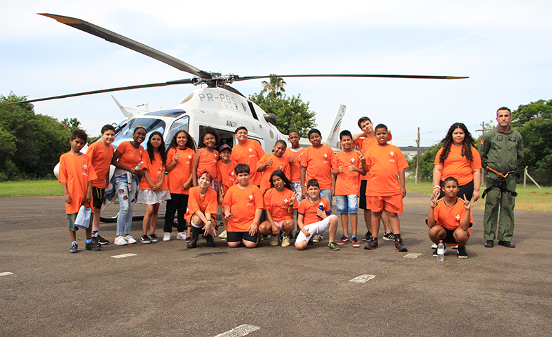 Hangar e aviões da BM encantam crianças e adolescentes