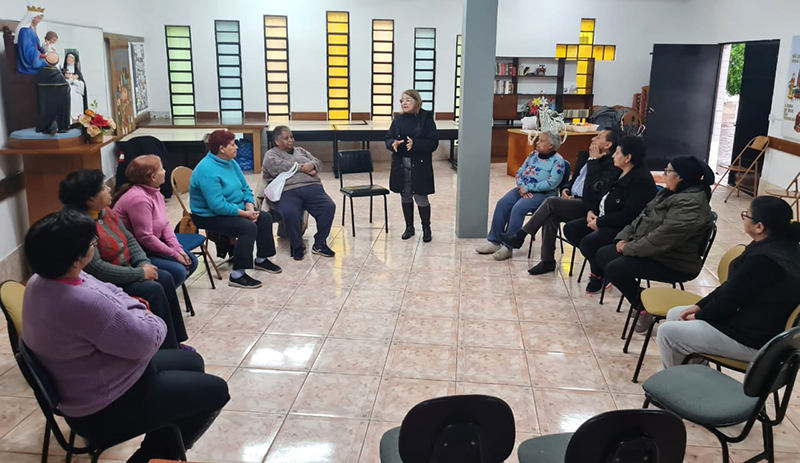 Idosas recebem orientação odontológica