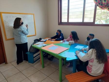 Crianças e adolescentes aprendem língua estrangeira