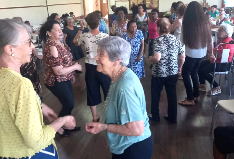 Idosos participam de evento de Natal