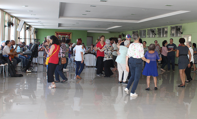 Encontro promove confraternização e convivência de idosos 