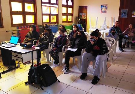 Adolescentes são estimulados na criação literária