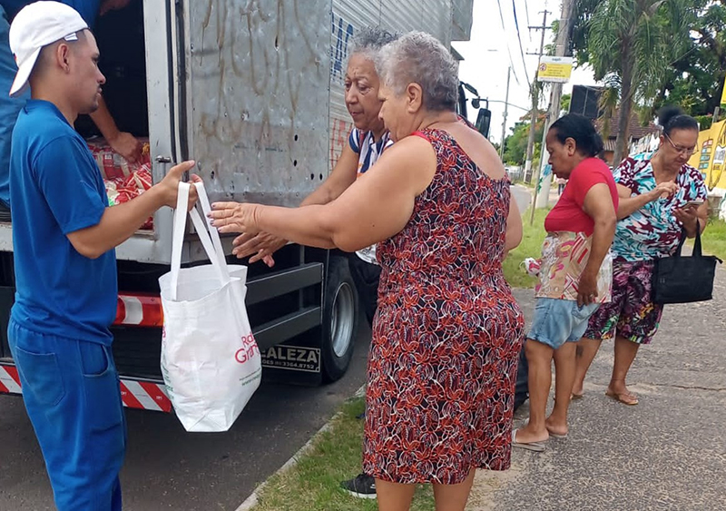 Famílias da Zona Sul recebem apoio alimentar