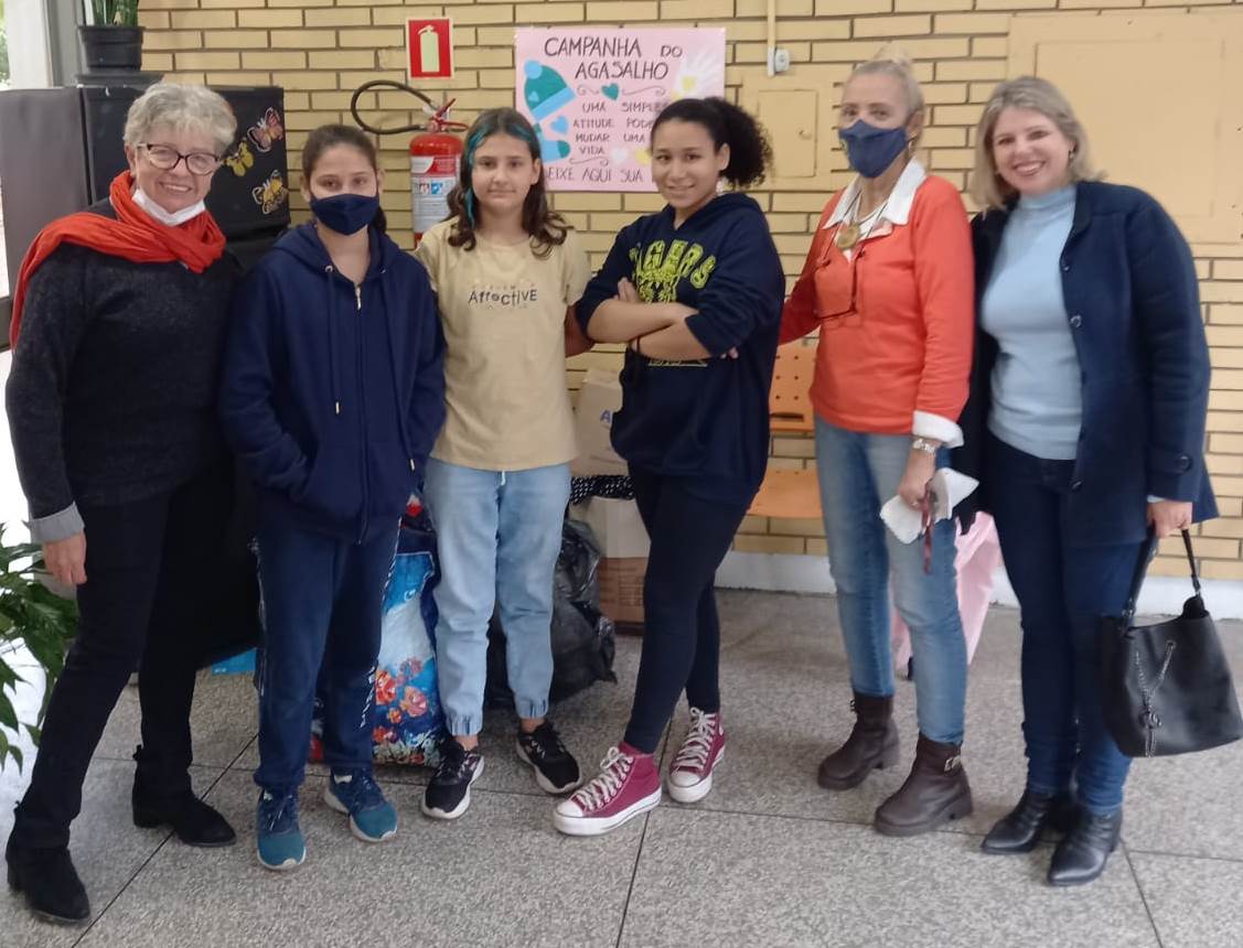Campanha escolar repassa agasalhos para o Mensageiro da Caridade