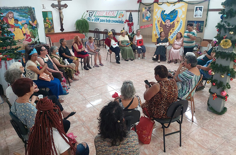 Idosas aprendem a arte do teatro