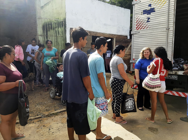 Famílias de Viamão recebem kits alimentares