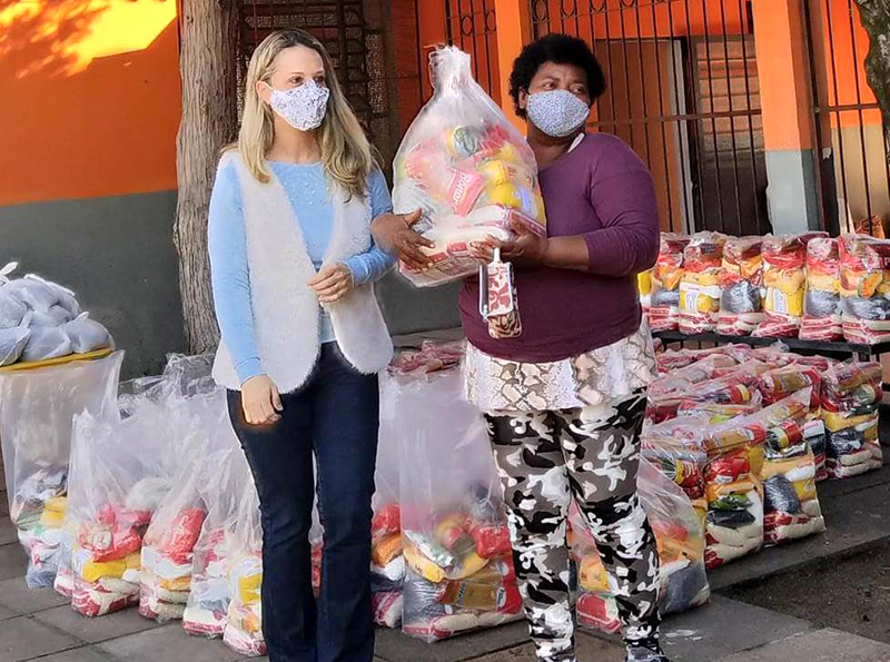 Idosas recebem kit alimentar